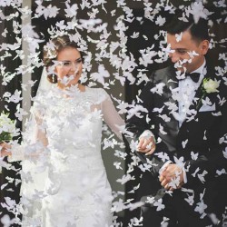 konfettirør hvide Sommerfugle og brudepar